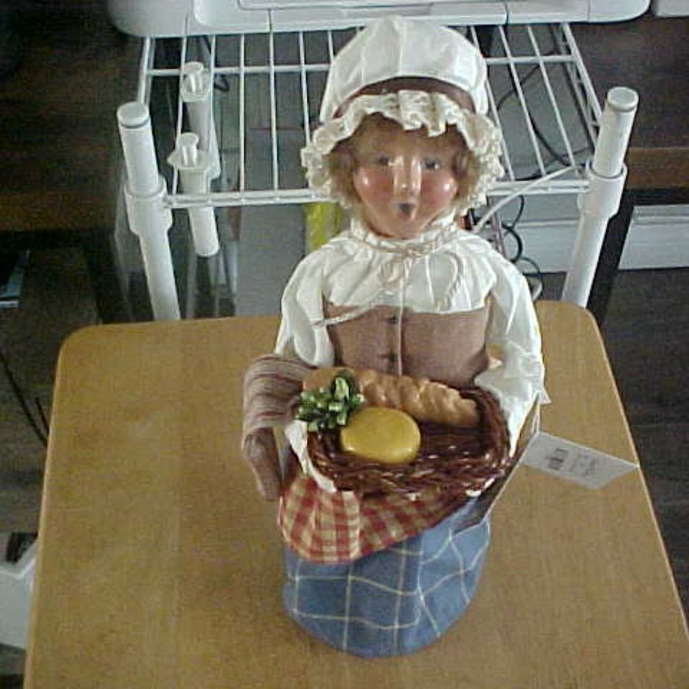Byers’ Choice Caroling Williamsburg Colonial Tavern Lady w/Bread & Cheese 2018